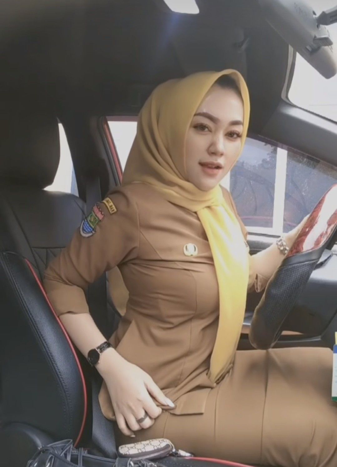 Ibu Kepala Sekolah Binal